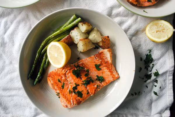 Phụ nữ đi ngủ không nên nằm lâu 2 tư thế này vì sẽ làm tổn thương tử cung và "vòng 1" rất nhanh - Ảnh 3.