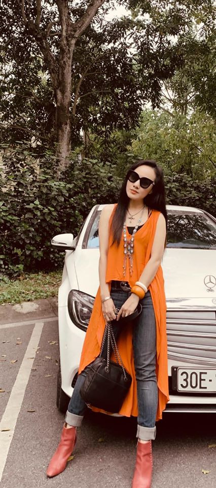 Trong đời thực, BTV Hoài Anh có gu thời trang phá cách khị cô thường xuyên chọn diện những mẫu trang phục biến tấu lạ mắt như váy áo highlow phóng khoáng. Trong đời thực, BTV Hoài Anh có gu thời trang phá cách khị cô thường xuyên chọn diện những mẫu trang phục biến tấu lạ mắt như váy áo highlow phóng khoáng.