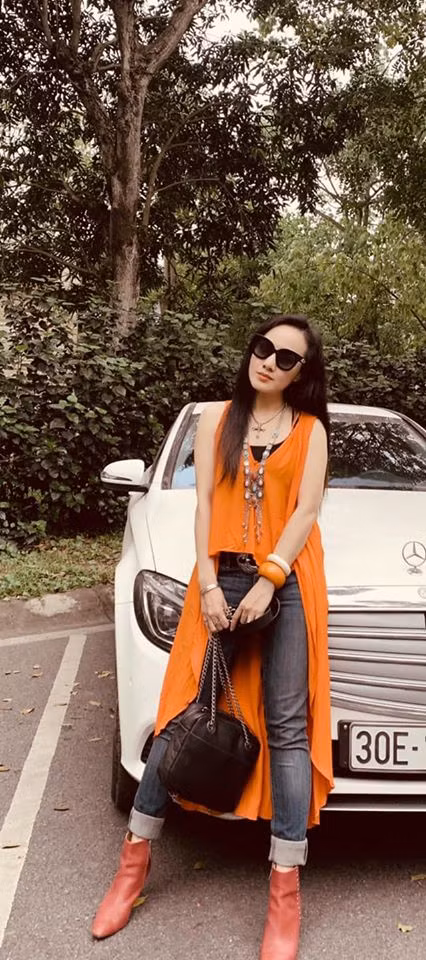 Trong đời thực, BTV Hoài Anh có gu thời trang phá cách khị cô thường xuyên chọn diện những mẫu trang phục biến tấu lạ mắt như váy áo highlow phóng khoáng.