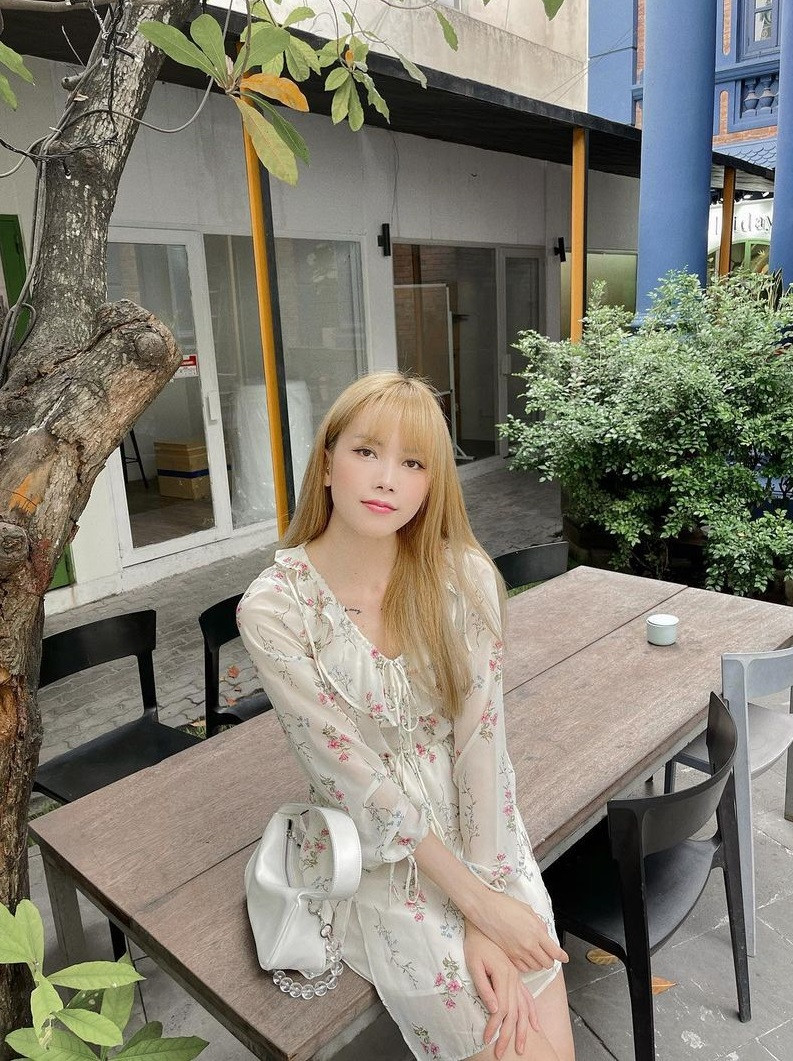 Style khác lạ của Thiều Bảo Trâm sau ồn ào chia tay: Dịu dàng nữ tính chứ không còn hầm hố như xưa - Ảnh 1.