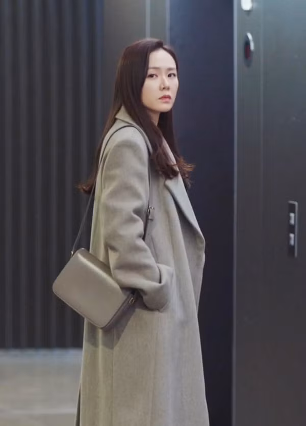 Phụ nữ 30+ có thể học ngay 5 cách diện đồ tinh tế của Son Ye Jin ảnh 18