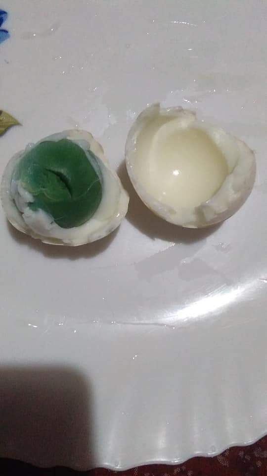 Hoang mang trứng gà có lòng đỏ... màu xanh ảnh 2