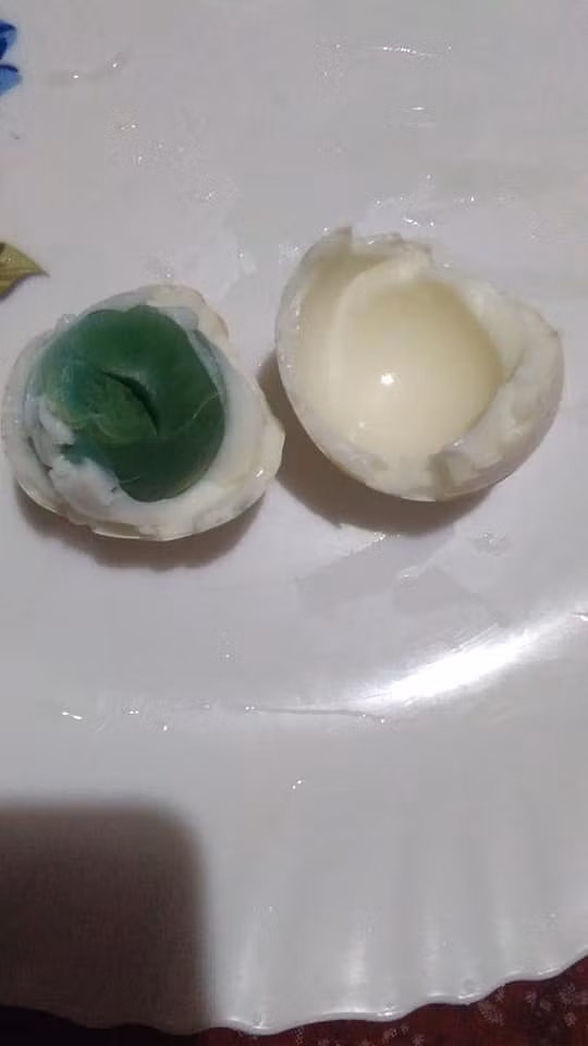 Hoang mang trứng gà có lòng đỏ... màu xanh ảnh 2