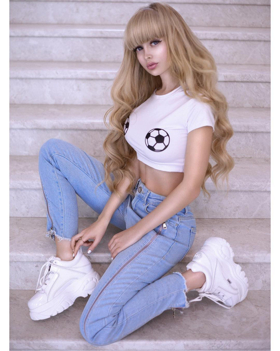 Cuộc sống trong "lồng kính" của "búp bê sống" nổi tiếng nhất thế giới ảnh 7