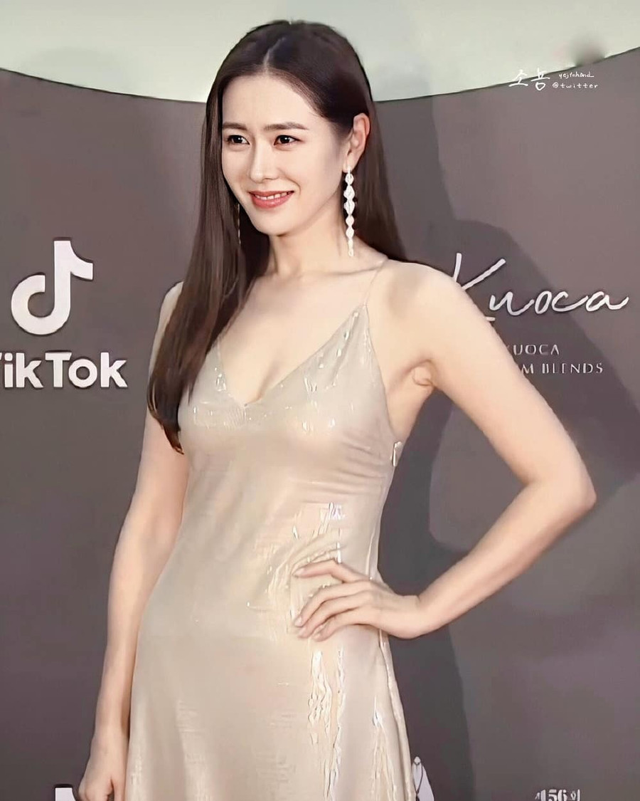 Ngắm gu thời trang sang chảnh của Son Ye Jin trên thảm đỏ Baeksang qua các năm ảnh 1 Ngắm gu thời trang sang chảnh của Son Ye Jin trên thảm đỏ Baeksang qua các năm ảnh 1
