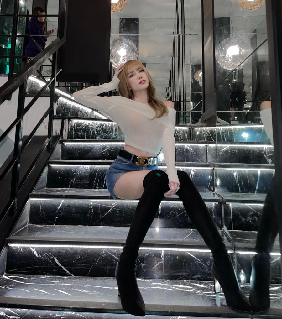 Ngoài ra cô cũng chuộng diện những mẫu quần short theo style giấu quần để tạo hình ảnh sexy cá tính lại tôn lên đôi chân thon dài mỹ miều. Chỉ cần diện quần short cùng áo phông, áo crop top là cô đã có set đồ chuẩn đẹp và sành điệu.