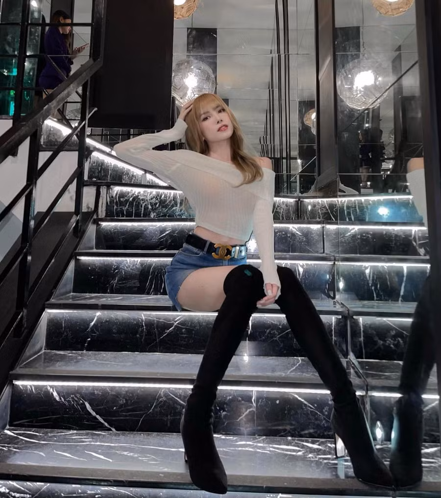 Ngoài ra cô cũng chuộng diện những mẫu quần short theo style giấu quần để tạo hình ảnh sexy cá tính lại tôn lên đôi chân thon dài mỹ miều. Chỉ cần diện quần short cùng áo phông, áo crop top là cô đã có set đồ chuẩn đẹp và sành điệu.