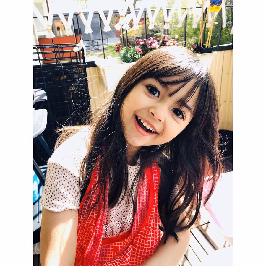 Em bé từng gây sốt MXH vì đôi mắt hệt búp bê giờ ra sao? ảnh 16