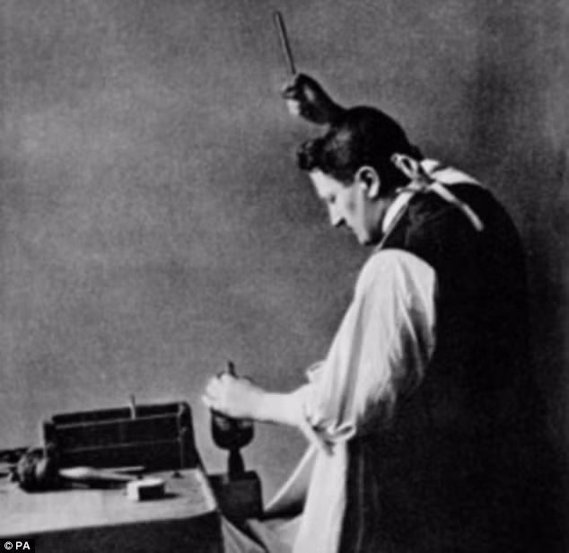 Vô tình vấp phải viên đá như cục thủy tinh to bằng nắm tay, người đàn ông thể ngờ nó trở thành thứ "vô giá" không thể thiếu của Hoàng gia Anh - Ảnh 2.