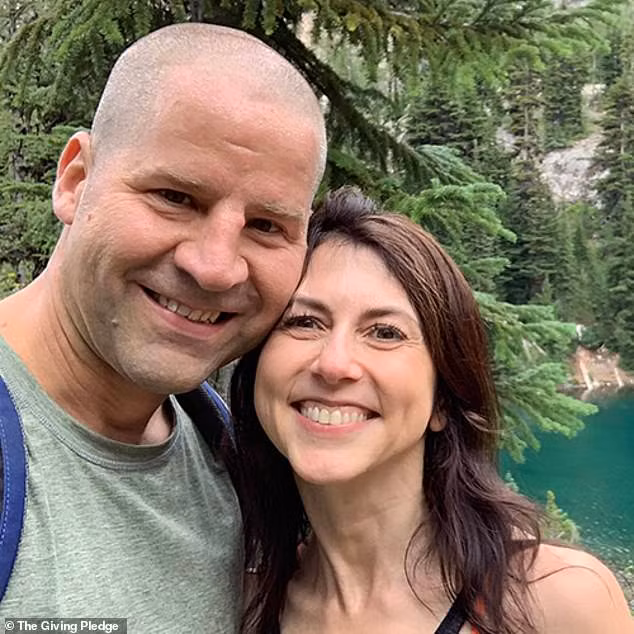 Vợ cũ tỷ phú Amazon bất ngờ tuyên bố tái hôn, danh tính 