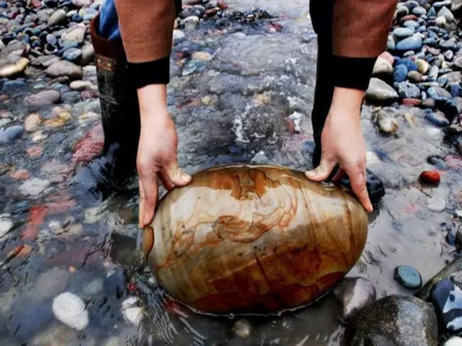 Ngôi làng ẩn chứa"báu vật" ở đáy sông, chỉ cần nhặt đại một cục đá cuội đem bán cũng đủ tiền mua xe, sửa nhà - Ảnh 1. Ngôi làng ẩn chứa"báu vật" ở đáy sông, chỉ cần nhặt đại một cục đá cuội đem bán cũng đủ tiền mua xe, sửa nhà - Ảnh 1.