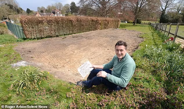 Đào được đống chai sữa trong vườn, người bố 3 con thất kinh khi biết "danh tính" của chúng, cảnh tượng sau đó càng khiến ông biết ơn vì được Tử thần bỏ quên - Ảnh 2.