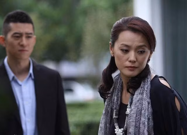 Sau 3 năm ly hôn chồng cũ lần đầu đến thăm vợ cũ, nghe con trai hồn nhiên hỏi mẹ 1 câu mà anh ta "chết lặng cả cõi lòng" - Ảnh 1.