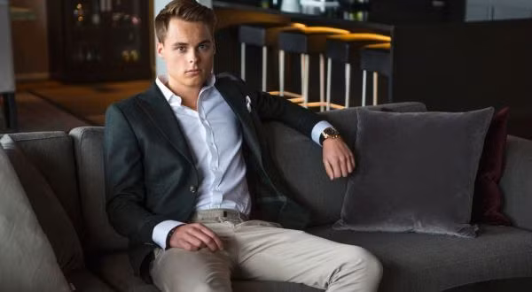 Anh chàng 27 tuổi này không chỉ sở hữu khối tài sản kếch xù mà còn có ngoại hình điển trai khiến chị em "đứng ngồi không yên".