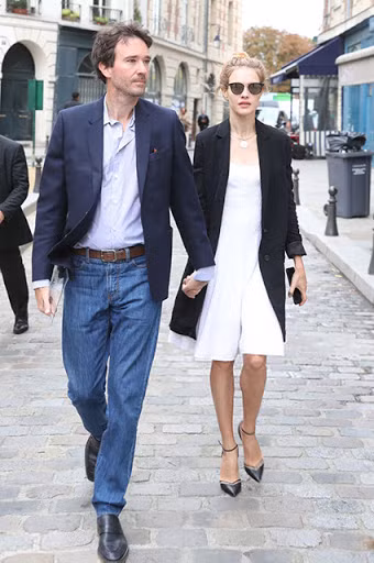 Antoine Arnault luôn có thói quen nắm chặt tay Natalia Vodianov mỗi khi cả 2 đi cùng nhau.