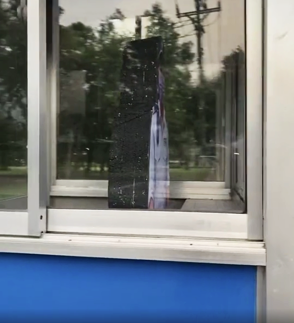 Ngang qua bốt bảo vệ thấy kỳ lạ, cô gái quay lại phát hiện sự thật "động trời" ảnh 3