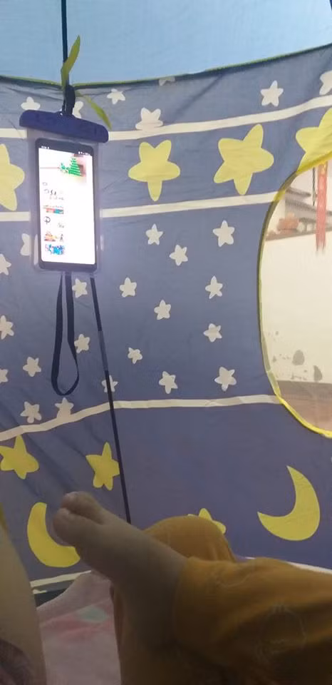 "Có hẳn tivi cảm ứng thế này chắc con nằm nguyên cả tháng".