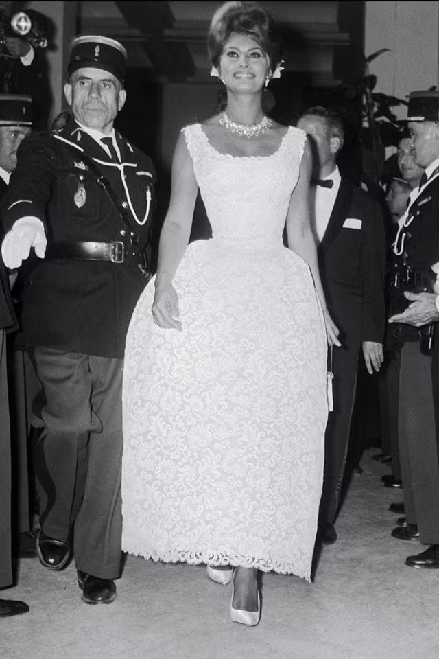 Nữ diễn viên Sophia Loren trong bộ váy phồng kinh điển tại Cannes 1961.