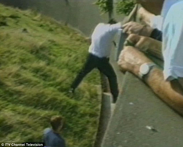 Bé trai 5 tuổi ngã vào chuồng khỉ đột bất tỉnh, con vật cao hơn 2m tiếp cận và những gì diễn ra sau đó khiến người ta vừa thót tim, vừa khó tin - Ảnh 8. Bé trai 5 tuổi ngã vào chuồng khỉ đột bất tỉnh, con vật cao hơn 2m tiếp cận và những gì diễn ra sau đó khiến người ta vừa thót tim, vừa khó tin - Ảnh 8.