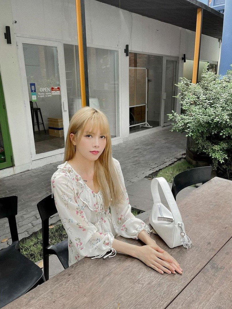 Style khác lạ của Thiều Bảo Trâm sau ồn ào chia tay: Dịu dàng nữ tính chứ không còn hầm hố như xưa - Ảnh 2.