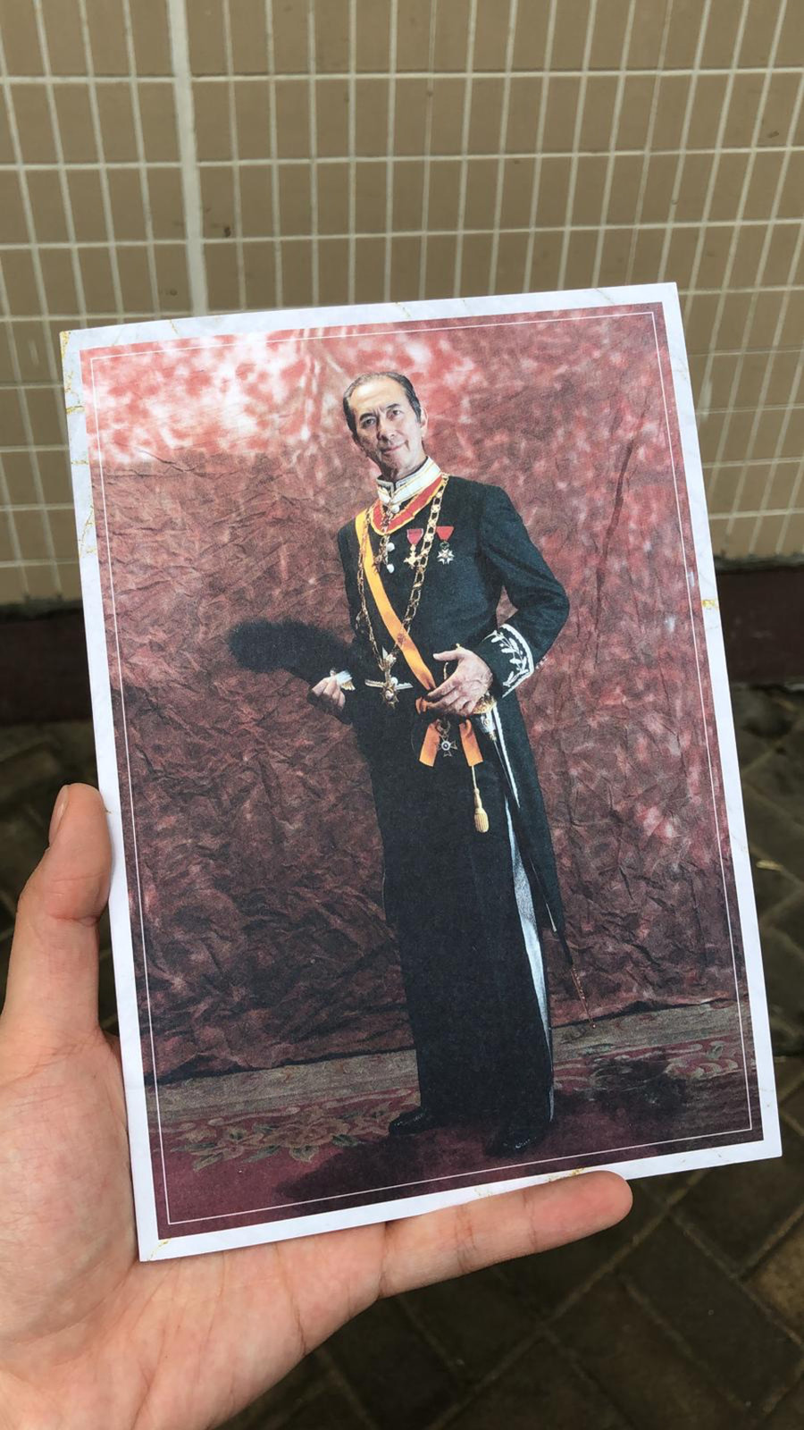 Có gì bên trong túi quà gia tộc chuẩn bị cho các phóng viên ở tang lễ Vua sòng bài Macau? ảnh 3