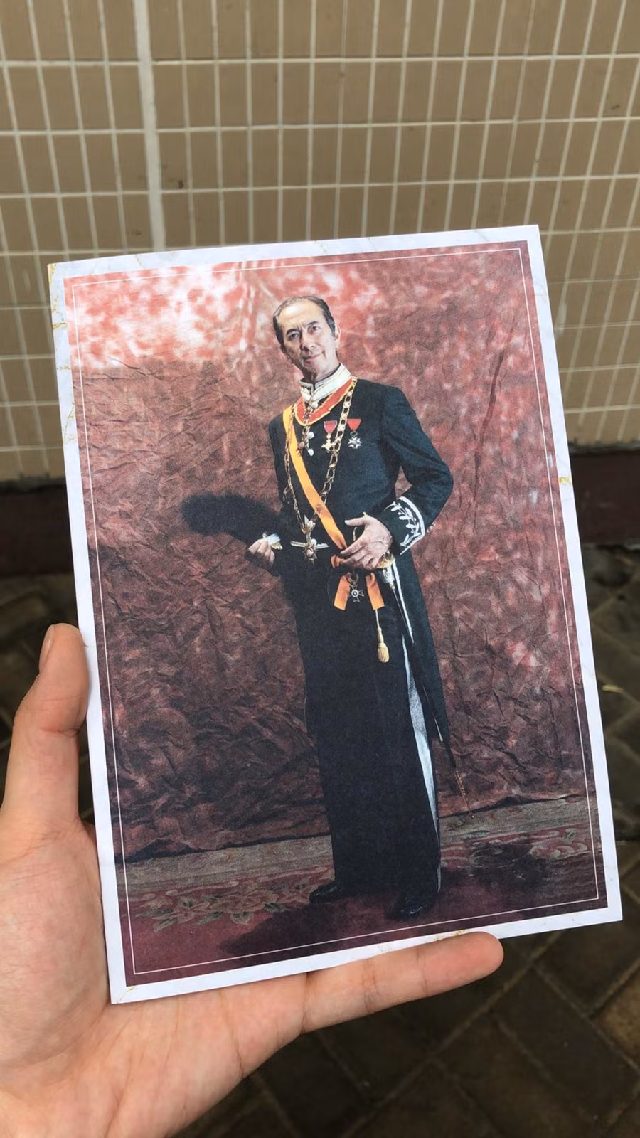 Có gì bên trong túi quà gia tộc chuẩn bị cho các phóng viên ở tang lễ Vua sòng bài Macau? ảnh 3