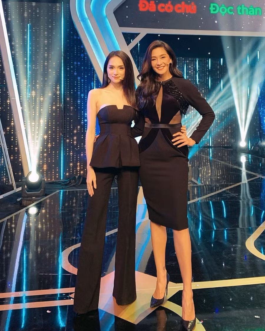 Ngay cả khi không sơ vin thì chiều dài đôi chân của Hương Giang vẫn khiến người ta phải choáng váng.