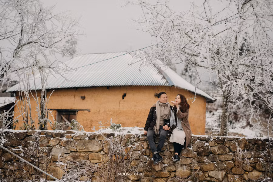 Mê mẩn với bộ ảnh cưới trong tuyết của cặp đôi may mắn, dù váy cưới cô dâu bị đóng băng do quá lạnh - Ảnh 5.