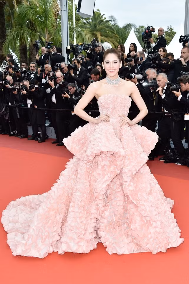 Araya A. Hargate đã diện chiếc váy màu hồng tuyệt đẹp này của Ralph &amp; Russo tại LHP Cannes 2016.