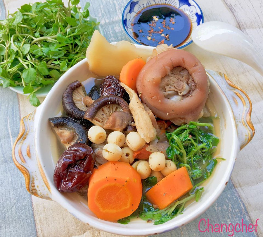Từ trên xuống dưới: Canh cá thác lác khổ qua, canh cải bẹ xanh nấu mọc, canh chân giò hầm măng tươi, canh chân gà nấu cải ngọt, canh chân giò hầm thuốc bắc. Từ trên xuống dưới: Canh cá thác lác khổ qua, canh cải bẹ xanh nấu mọc, canh chân giò hầm măng tươi, canh chân gà nấu cải ngọt, canh chân giò hầm thuốc bắc.