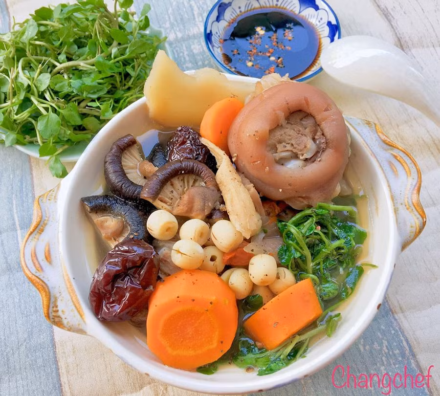 Từ trên xuống dưới: Canh cá thác lác khổ qua, canh cải bẹ xanh nấu mọc, canh chân giò hầm măng tươi, canh chân gà nấu cải ngọt, canh chân giò hầm thuốc bắc.