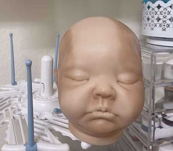 Con bị bệnh bạch biến, ông bố liền sáng chế ra một "người bạn" giống hệt con - Ảnh 2.