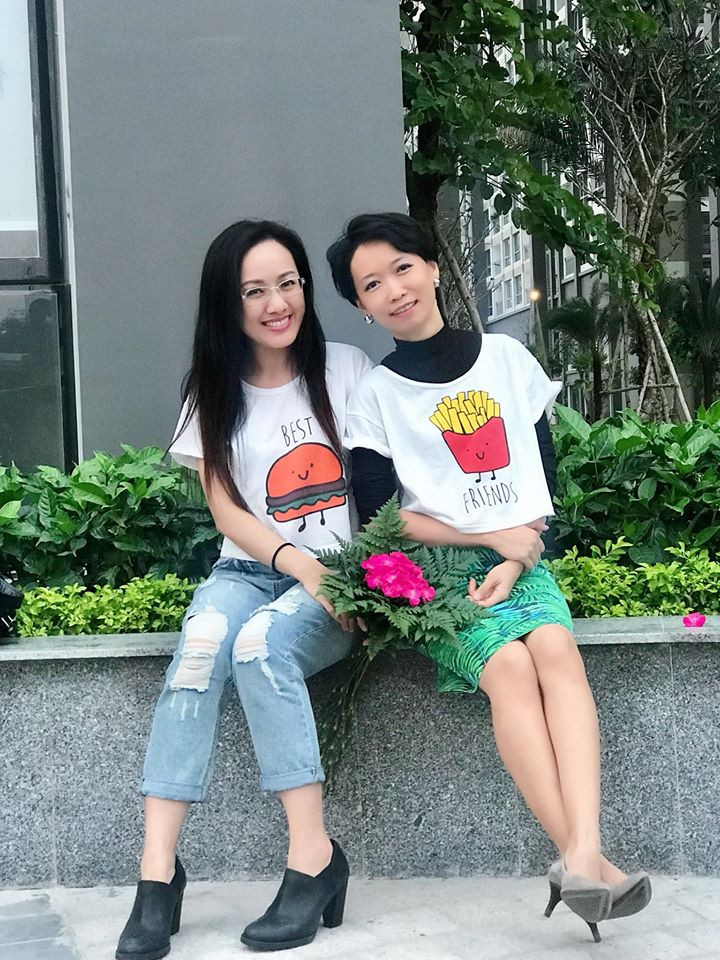 Cô cũng thường chọn diện những món đồ họa tiết để style thêm phần trẻ trung, năng động hơn so với lứa tuổi. Cô cũng thường chọn diện những món đồ họa tiết để style thêm phần trẻ trung, năng động hơn so với lứa tuổi.