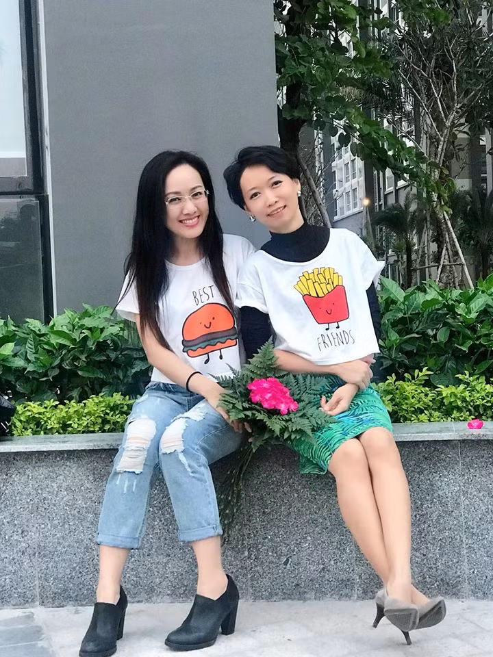 Cô cũng thường chọn diện những món đồ họa tiết để style thêm phần trẻ trung, năng động hơn so với lứa tuổi.