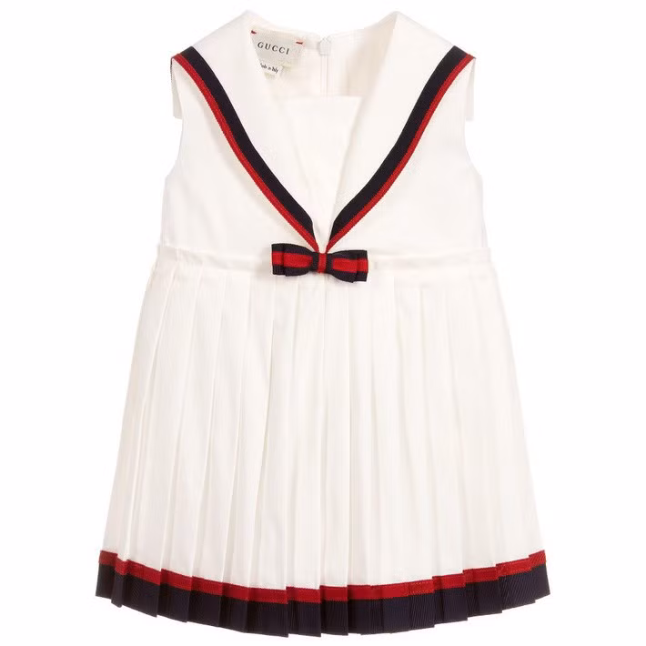 Trong bữa tiệc sinh nhật 1 tuổi, Sophie diện chiếc váy có giá lên đến 11 triệu đồng.