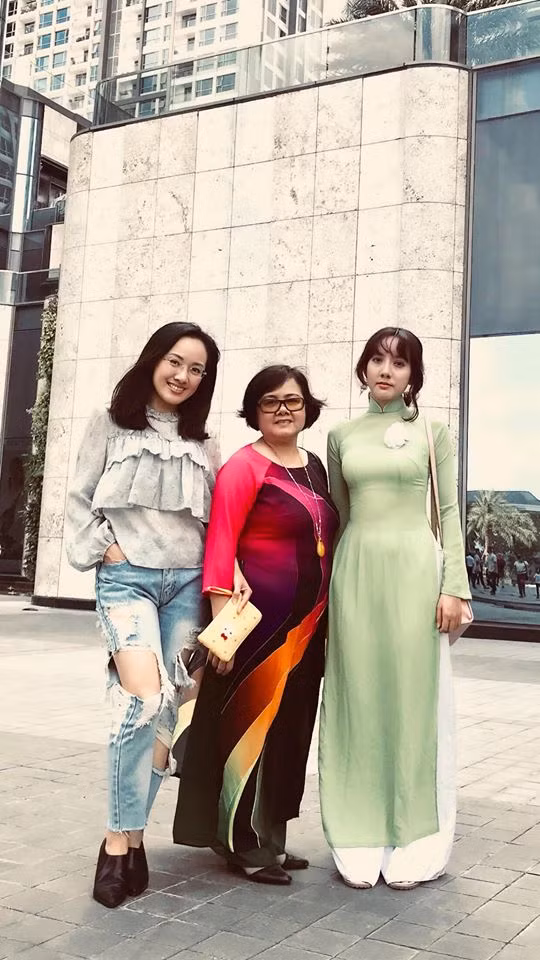 Mẫu quần jeans rách xẻ tứ tung lấp ló đôi chân thon dài của BTV Hoài Anh.