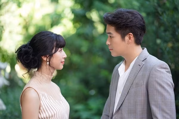 Chồng cũ mua nhẫn kim cương 200 triệu để cầu hôn lại vợ cũ, ghé qua nhà bố mẹ đẻ thì anh ta phải "chết đứng" nhìn một thứ đặt trên bàn - Ảnh 1.