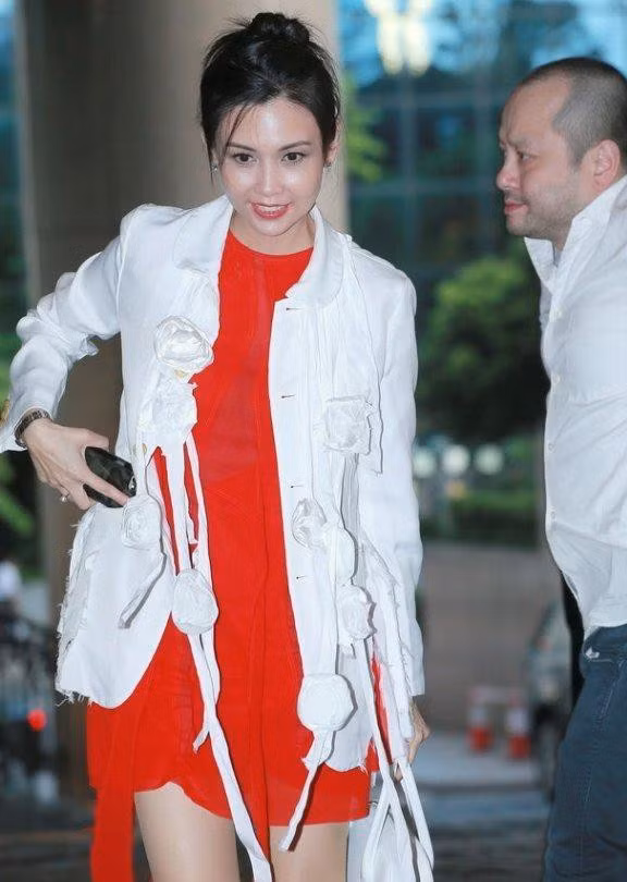 Bí quyết trẻ trung như thiếu nữ của “tượng đài nhan sắc” Hồng Kông 52 tuổi ảnh 5