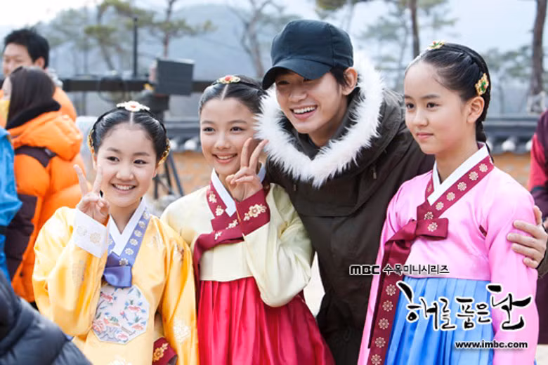 Ba sao nhí "Mặt trăng ôm mặt trời" bé xíu bên Kim Soo Hyun nay lột xác thành mỹ nhân 