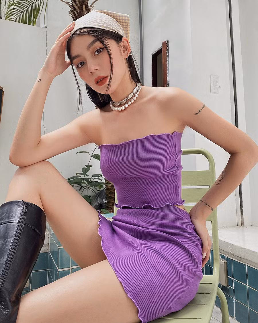 Áo ống và chân váy ngắn len tăm đồng điệu về màu sắc hứa hẹn tạo cho bạn vẻ ngoài cá tính, quyến rũ lắm đây! (Ảnh: IG @huynnnhnhu).