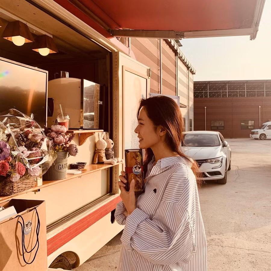 Phụ nữ 30+ có thể học ngay 5 cách diện đồ tinh tế của Son Ye Jin ảnh 12