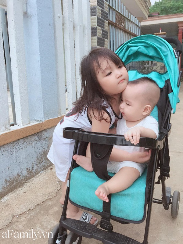 Nhìn các con yêu thương, chăm sóc lẫn nhau, đó là niềm hạnh phúc mỗi ngày của chị Hạ Duyên. Nhìn các con yêu thương, chăm sóc lẫn nhau, đó là niềm hạnh phúc mỗi ngày của chị Hạ Duyên.