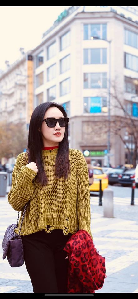 Dễ thấy dù vẫn diện những item cơ bản như áo thun, quần jeans... nhưng nàng BTV nổi tiếng của VTV luôn chọn những món đồ có thể chi tiết phá cách, cắt xẻ để hình ảnh mới mẻ hơn. Dễ thấy dù vẫn diện những item cơ bản như áo thun, quần jeans... nhưng nàng BTV nổi tiếng của VTV luôn chọn những món đồ có thể chi tiết phá cách, cắt xẻ để hình ảnh mới mẻ hơn.