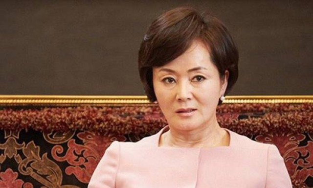 Thăm thông gia về, bố tôi nổi giận gỡ ảnh cưới của anh trai ném ra sân