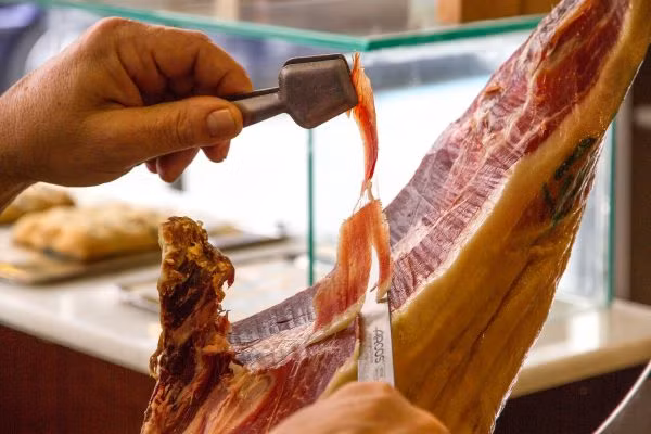 Loại thịt có khả năng gây ung thư cao bậc nhất được WHO cảnh báo nhưng nhiều người vẫn tiêu thụ mỗi ngày như một món khoái khẩu - Ảnh 2.