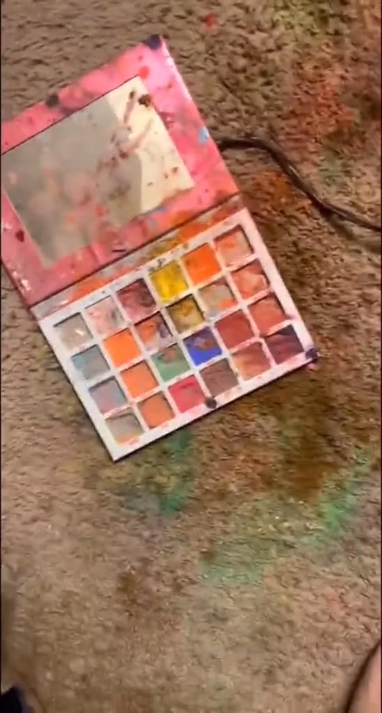 Mẹ "chết đứng" rồi bật khóc nức nở khi nhìn thấy đống mỹ phẩm mình nâng niu đang nằm trong bồn rửa mặt - Ảnh 5.