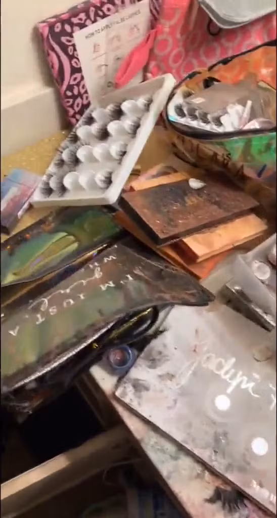 Mẹ "chết đứng" rồi bật khóc nức nở khi nhìn thấy đống mỹ phẩm mình nâng niu đang nằm trong bồn rửa mặt - Ảnh 3.