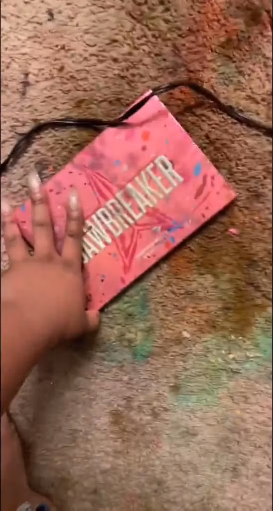 Mẹ "chết đứng" rồi bật khóc nức nở khi nhìn thấy đống mỹ phẩm mình nâng niu đang nằm trong bồn rửa mặt - Ảnh 4.