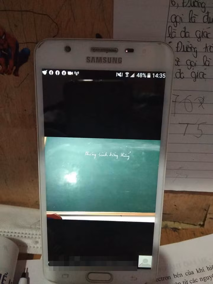 Tưởng trò tiến bộ vì hỏi câu nào trả lời đúng câu đấy, biết sự thật thầy giáo mới ngã ngửa ảnh 1