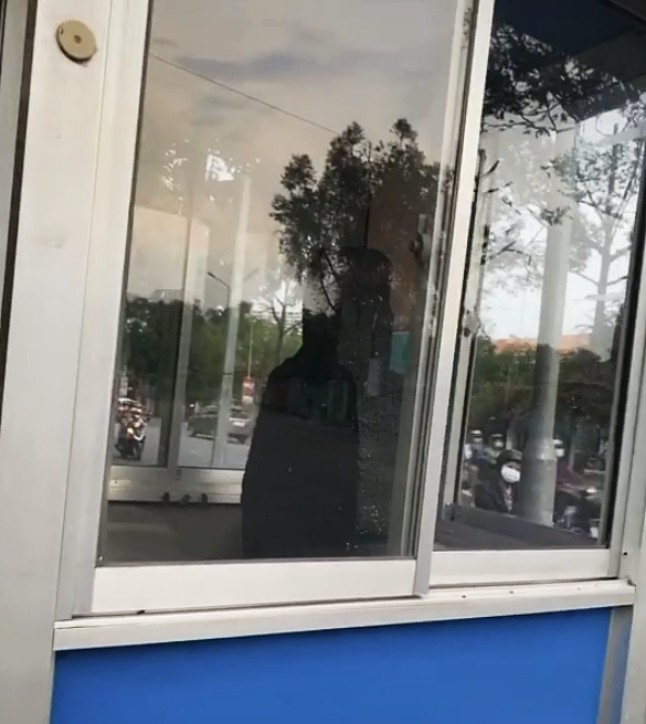 Ngang qua bốt bảo vệ thấy kỳ lạ, cô gái quay lại phát hiện sự thật "động trời" ảnh 5